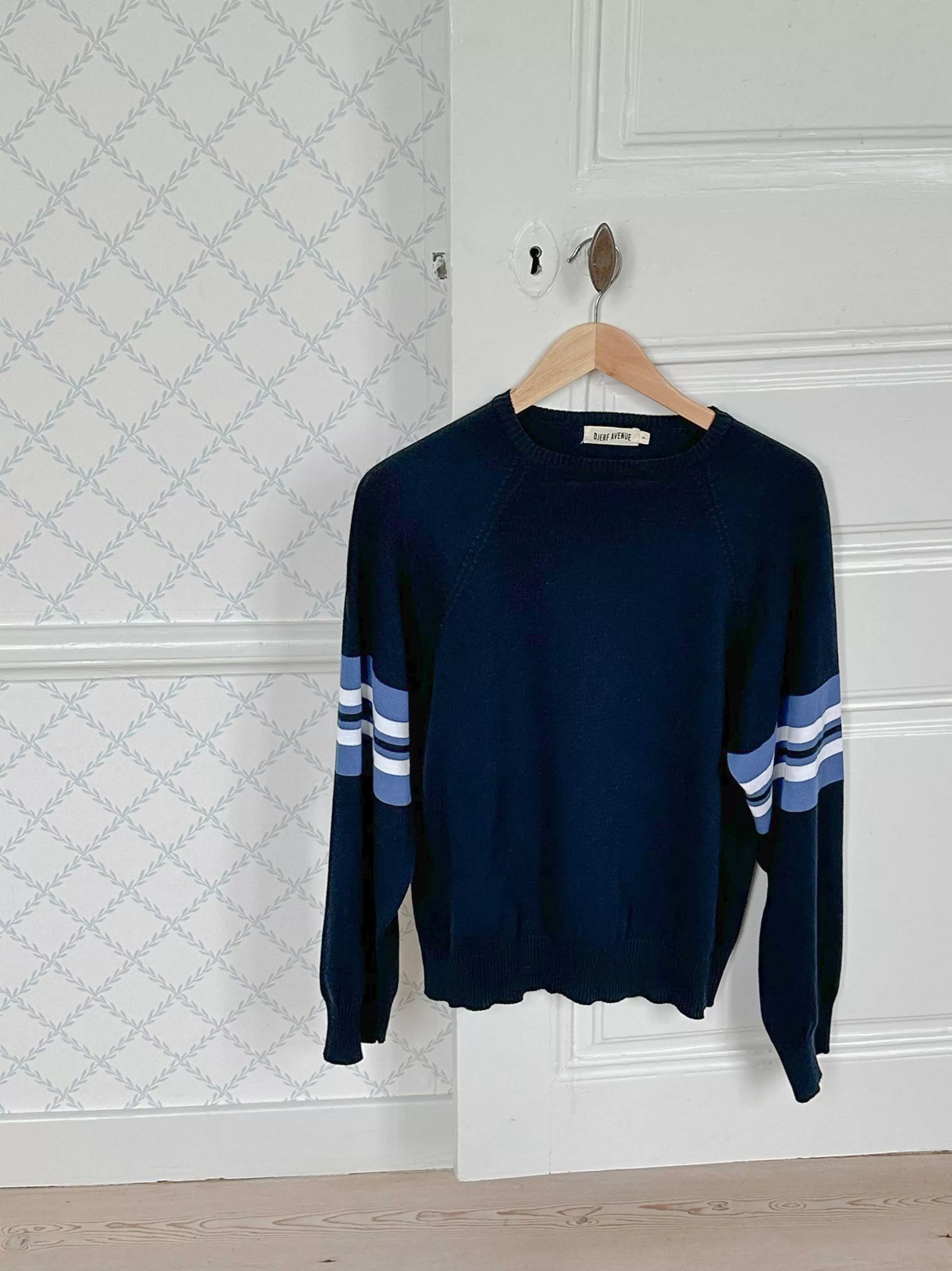 Djerf Avenue Randig Arm Crewneck Bla Hot